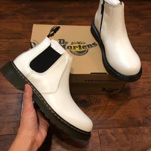 Platform chelsea boot 2976 i Black från Dr. Martens | Åhlens